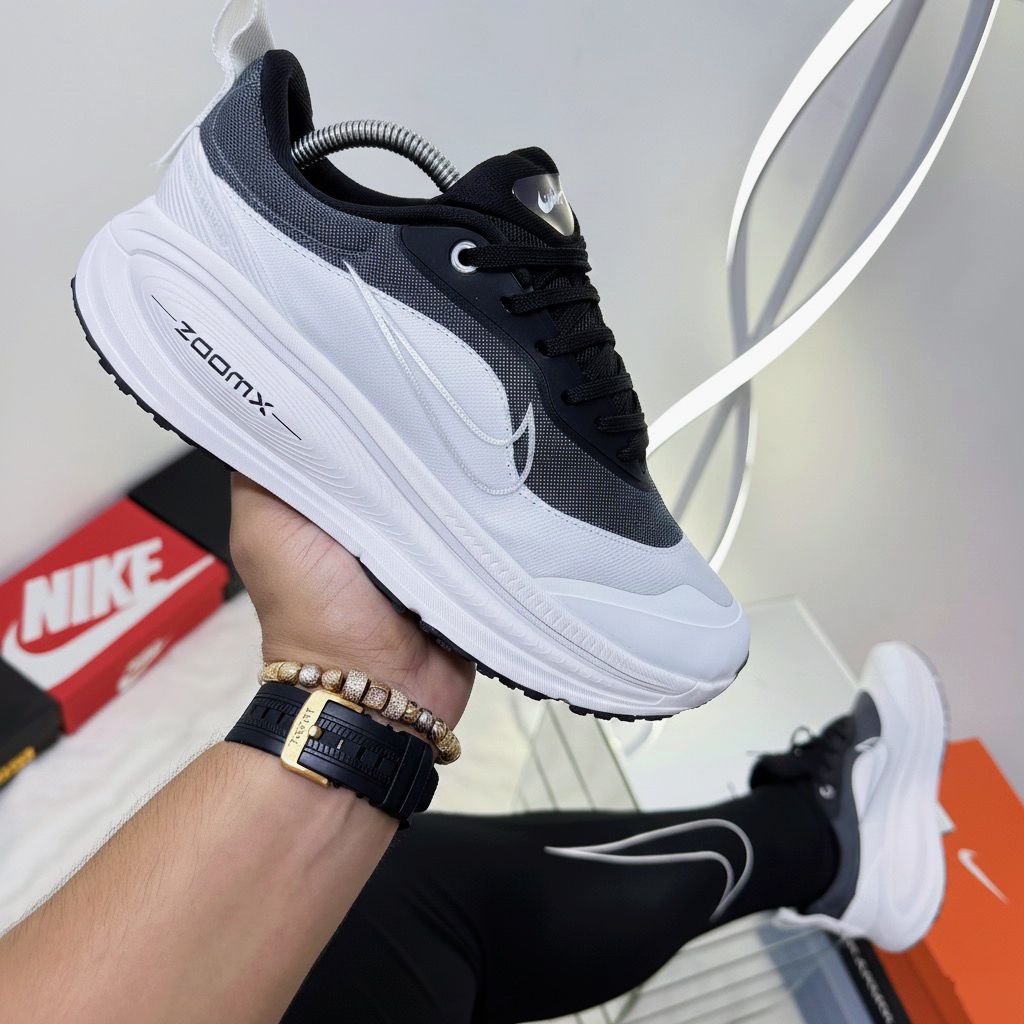 NIKE VOMERO 18